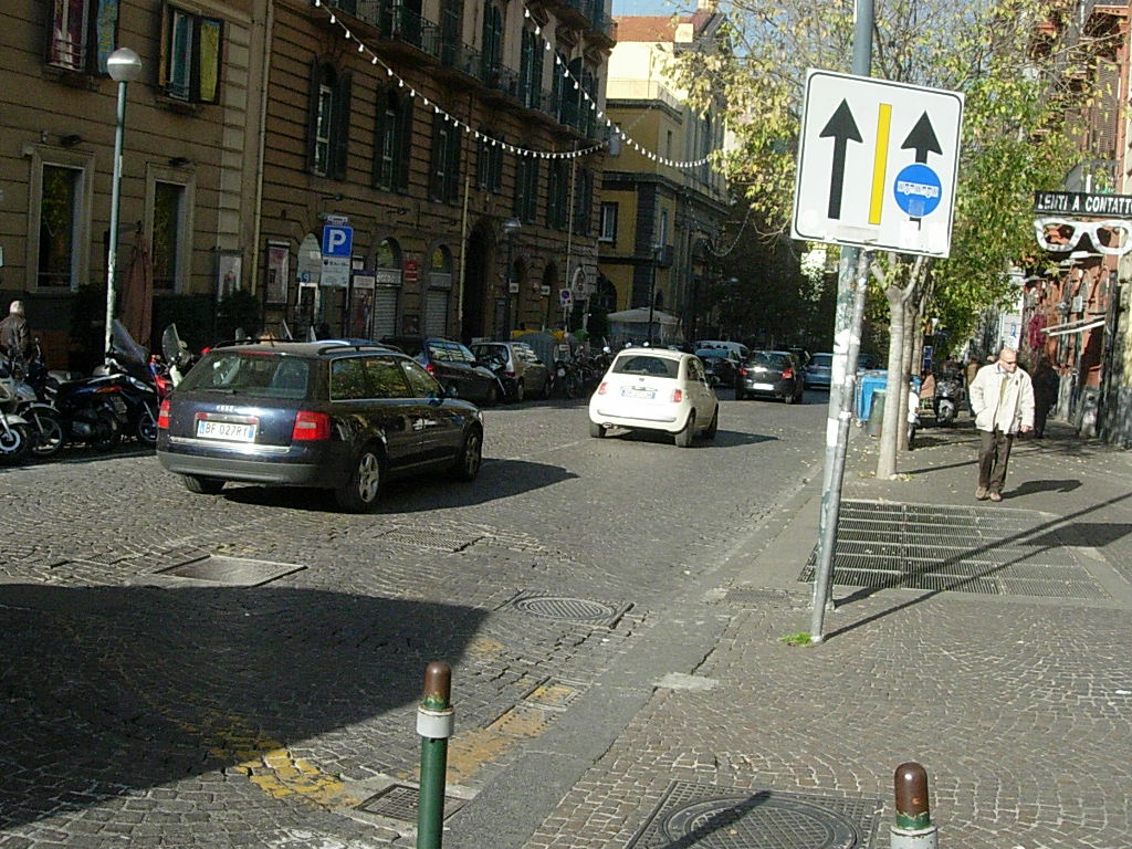 ASSOUTENTI: Corsie Preferenziali a Napoli: poche e senza controlli. Non ci sono piste ciclabili